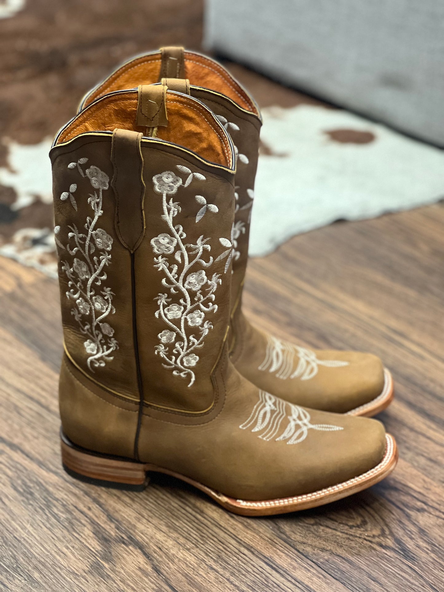 Coqueta Boots (Tan)